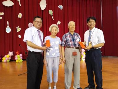 頒紅包給給最高齡長者90歲柯溫爺爺