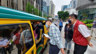 謝副市長率隊稽查學幼童車