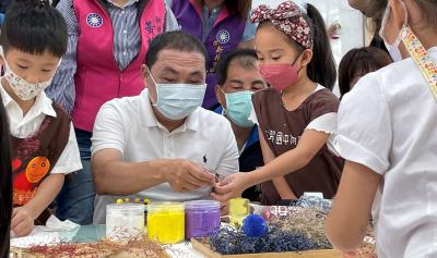 2_侯友宜市長參與幼生手作課程(花瓶版畫)